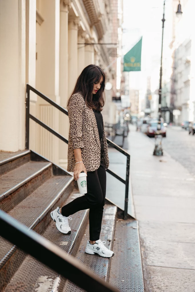 Femme dans la rue avec un blazer léopard
