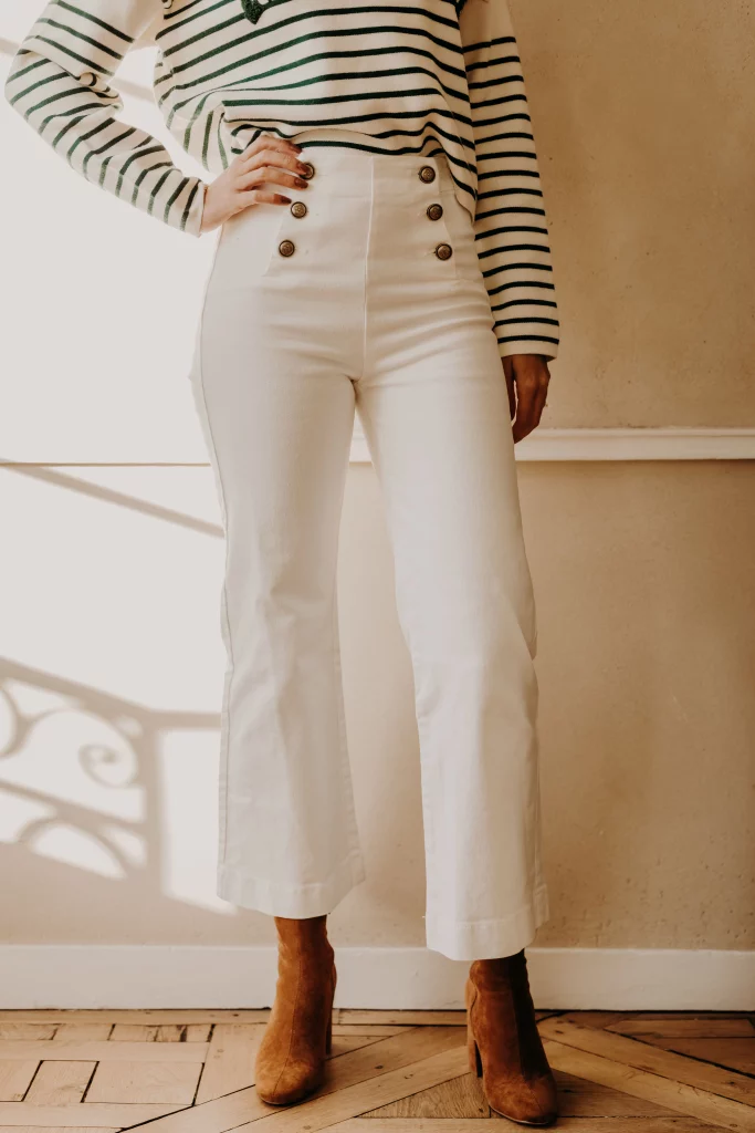 Femme avec un jean blanc coupe flare
