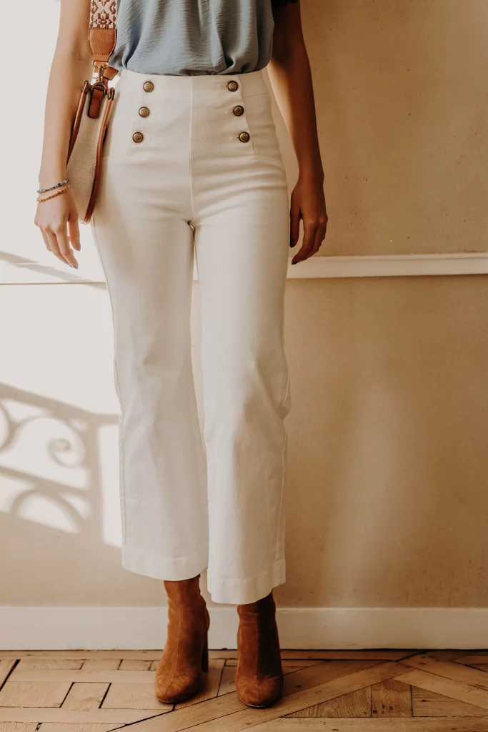 Femme avec un pantalon flare blanc