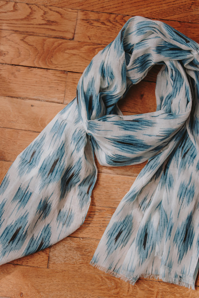 Cadeau d'un foulard bleu